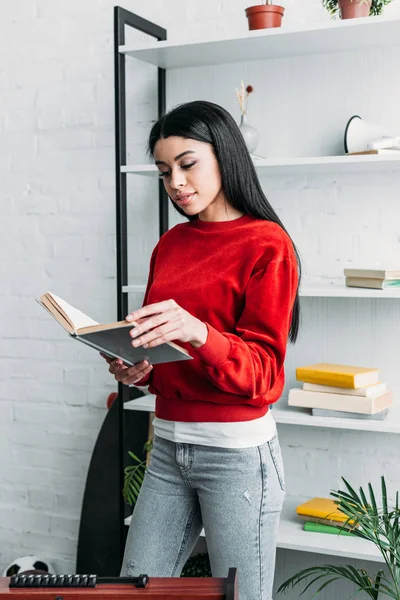 Bastante Afroamericano Chica Leyendo Libro Mientras Que Pie Cerca Estante — Foto de Stock