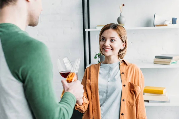 Friends Talking Enjoying Drinks While Standing Living Room — Stock Photo, Image