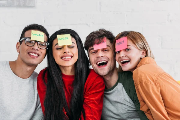 Amigos Multiculturales Con Etiquetas Apodo Divertido Frente — Foto de Stock