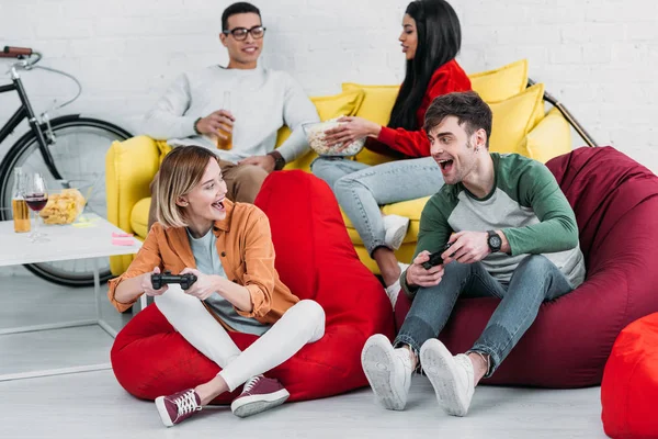 Happy Multicultural Friends Playing Video Game Enjoying Drinks Snacks Home — Stock Photo, Image