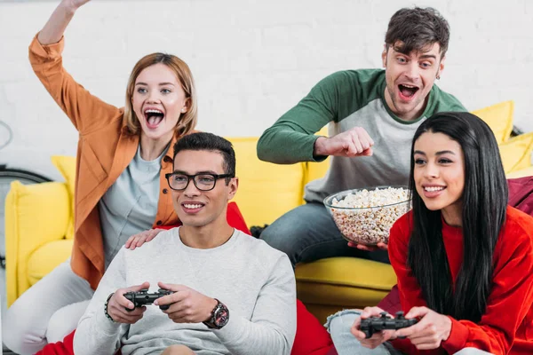 Amigos Multiculturais Divertindo Festa Casa Jogando Videogame Desfrutando Bebidas Lanches — Fotografia de Stock