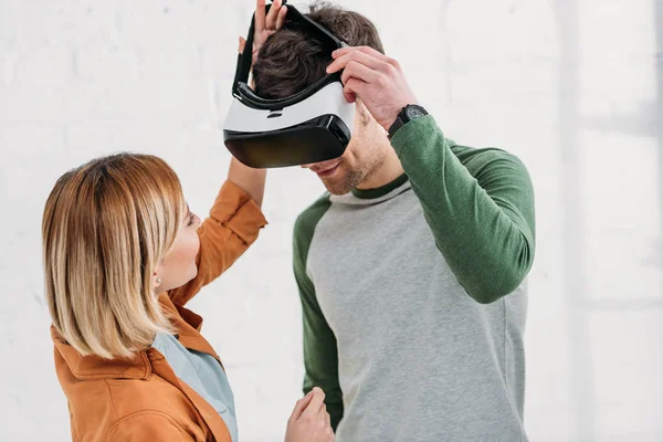 Young Girl Helping Friend Put Virtual Reality Headset — Stock Photo, Image