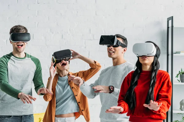 Amigos Multiculturales Asombrados Usando Auriculares Realidad Virtual —  Fotos de Stock