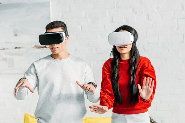 Interracial Couple Having Fun Using Virtual Reality Headsets Home — Stock Photo, Image