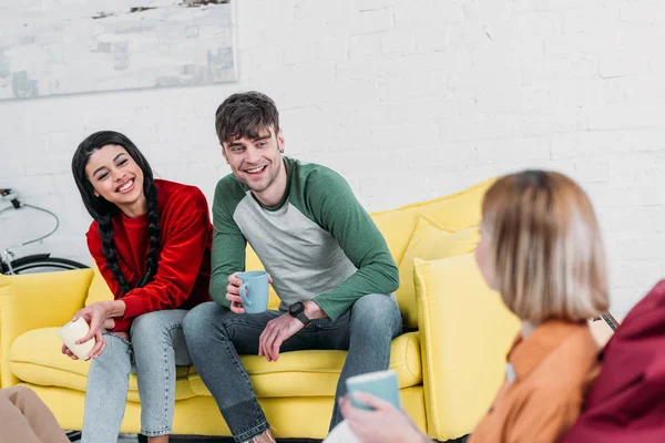 Multikulturelle Freunde Reden Und Halten Kaffeetassen — Stockfoto