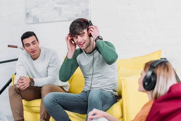 Çok Kültürlü Arkadaşlar Eğleniyor Evde Parti Kulaklık Ile Müzik Dinleme — Stok fotoğraf
