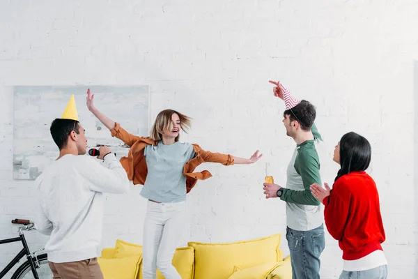 Multikulti Freunde Feiern Hause Singen Karaoke Und Tanzen Wohnzimmer — Stockfoto