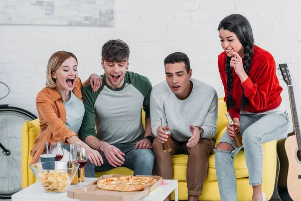 Amigos Multiculturais Felizes Olhando Para Deliciosa Pizza — Fotografia de Stock