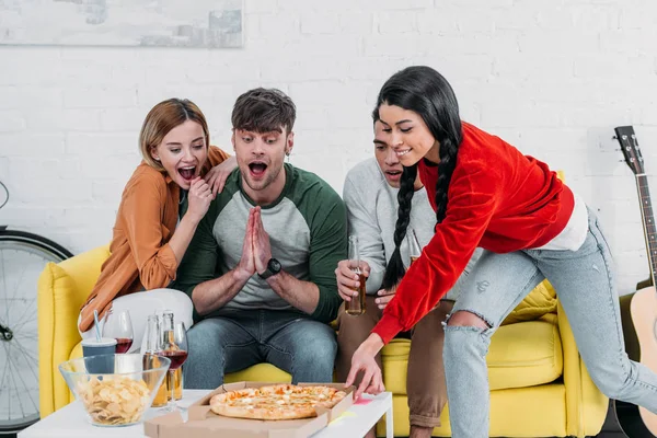 Amigos Multiculturais Animado Olhando Para Deliciosa Pizza — Fotografia de Stock