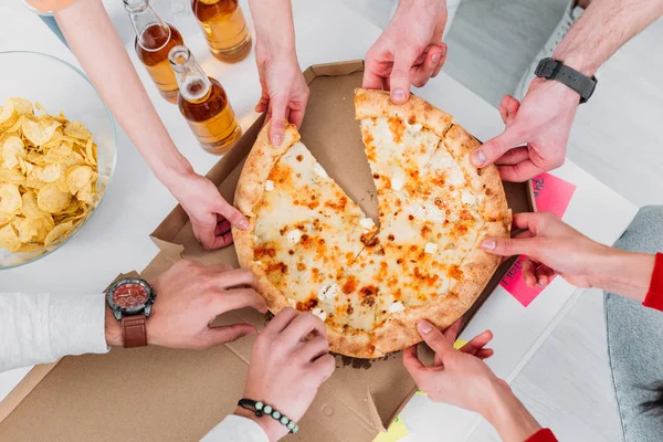 Vista Cortada Homens Mulheres Esticando Mãos Para Pizza — Fotografia de Stock