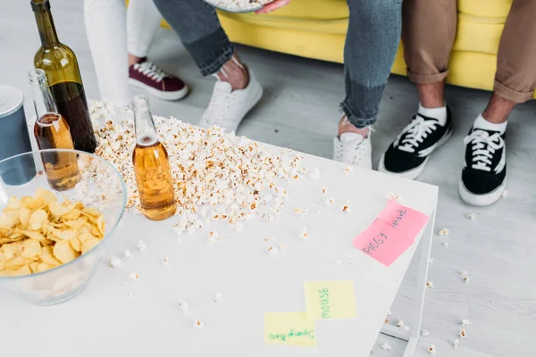 Cropped View Men Woman Sitting Table Mess — Stock Photo, Image