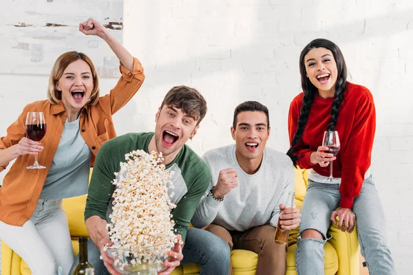 Riéndose Amigos Multiculturales Tonteando Casa Fiesta — Foto de Stock