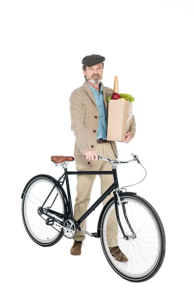 开朗的退休老人微笑整个囤积纸袋与杂货和自行车隔离在白色 — 图库照片
