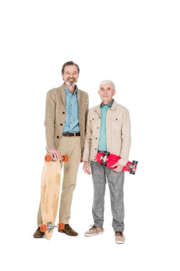 neşeli erkekler üzerinde beyaz izole kaykaylar holding