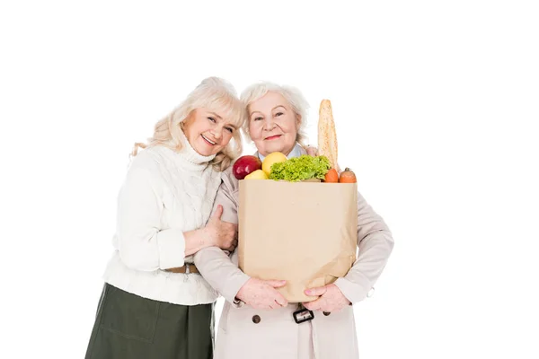 Glad Pensionerad Kvinna Som Kramas Vän Med Papperspåse Isolerad Vit — Stockfoto