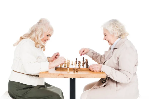 Mulheres Aposentadas Jogando Xadrez Isolado Branco — Fotografia de Stock