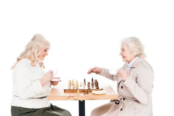Χαρούμενα Συνταξιούχων Γυναικών Που Παίζουν Σκάκι Που Απομονώνονται Λευκό — Φωτογραφία Αρχείου