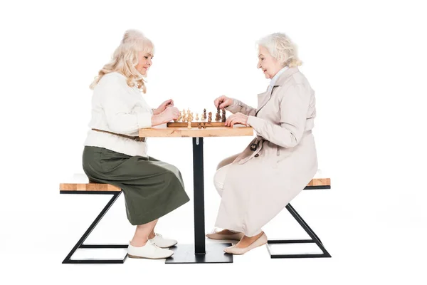 Веселі Старші Жінки Грають Шахи Ізольовані Білому — стокове фото