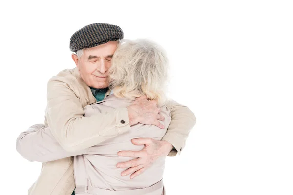 Ευτυχισμένος Άνθρωπος Συνταξιούχος Αγκαλιάζει Γυναίκα Απομονωθεί Λευκό — Φωτογραφία Αρχείου