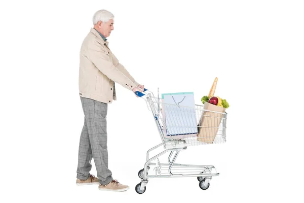 Rentner Mit Grauen Haaren Läuft Mit Einkaufswagen Auf Weißem Untergrund — Stockfoto