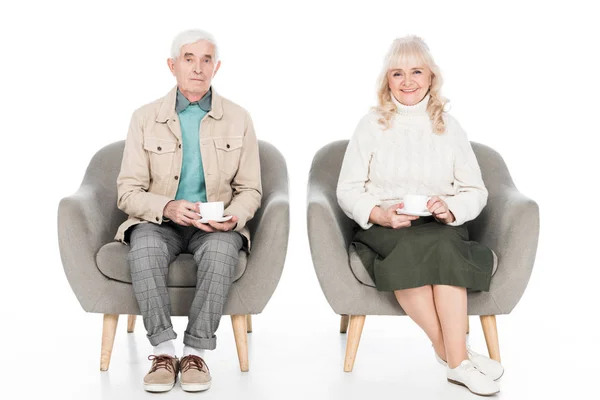 Felice Marito Pensione Moglie Possesso Tazze Con Mentre Seduto Poltrone — Foto Stock