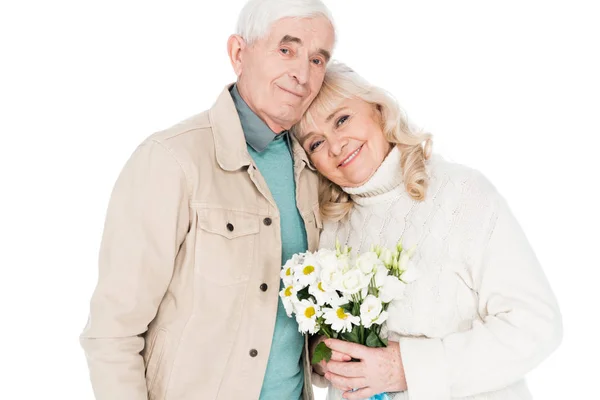 陽気な年配の女性の花を押しながら白で隔離の夫の近くに立って — ストック写真