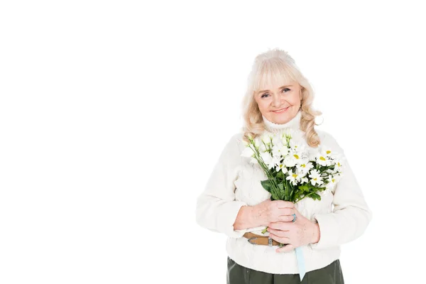 白で隔離の手に花を持って笑顔のシニア女性 — ストック写真