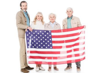 Amerikan bayrağı üzerinde beyaz izole holding neşeli üst düzey insanlar