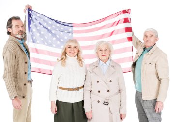 Amerikan bayrağı üzerinde beyaz izole tutan mutlu üst düzey insanlar