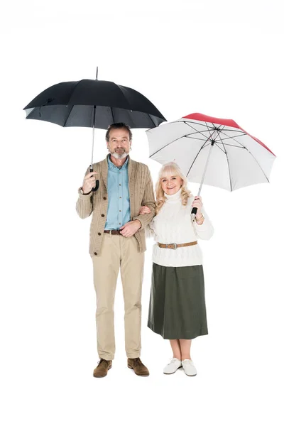 Fröhliches Paar Das Unter Regenschirmen Isoliert Auf Weißem Grund Steht — Stockfoto