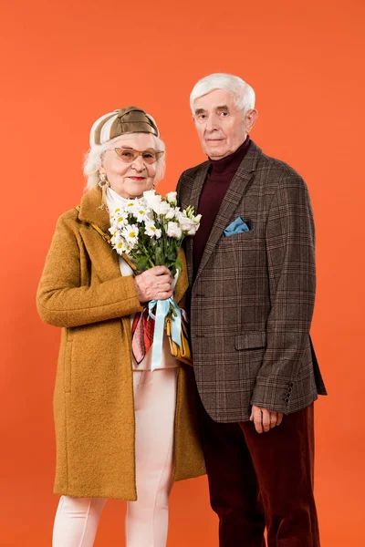 Glada Senior Man Stå Med Trendiga Fru Hålla Blommor Isolerad — Stockfoto