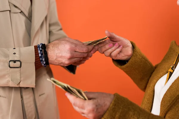 Beskuren Bild Ledande Par Håller Dollar Sedlar Händer Isolerad Orange — Stockfoto