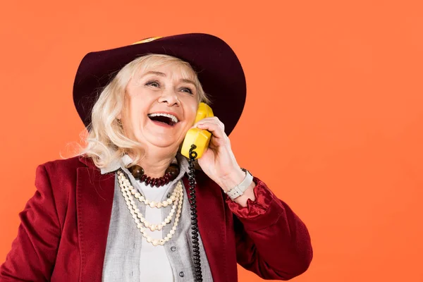 Femme Gaie Chapeau Parlant Sur Téléphone Rétro Isolé Sur Orange — Photo