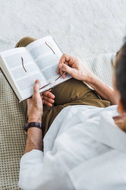 komuta sizde kitap ve gözlük evde tutan seçici odak