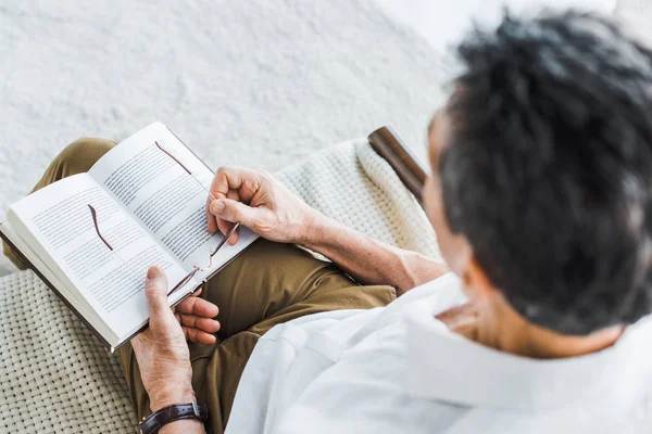 Kitap Okuma Gözlük Evde Tutan Kıdemli Insanın Seçici Odak — Stok fotoğraf