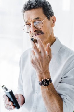 emekli adam sıgar sigara ve alkol şişesi holding bıyıklı 