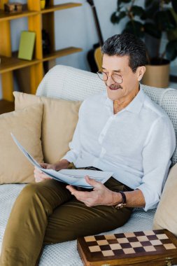 kanepede otururken gazete okuma bardaklarda neşeli emekli