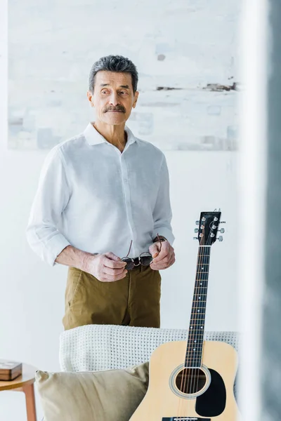 Sad Senior Man Standing Acoustic Guitar Home — Stock Photo, Image