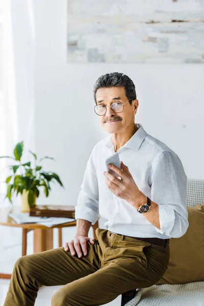 Homem Idoso Alegre Óculos Segurando Smartphone Mão Casa — Fotografia de Stock