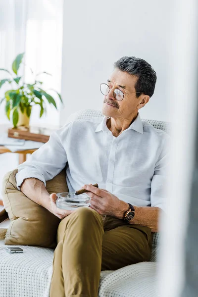 Homem Aposentado Com Bigode Segurando Sigar Cinzeiro Nas Mãos — Fotografia de Stock