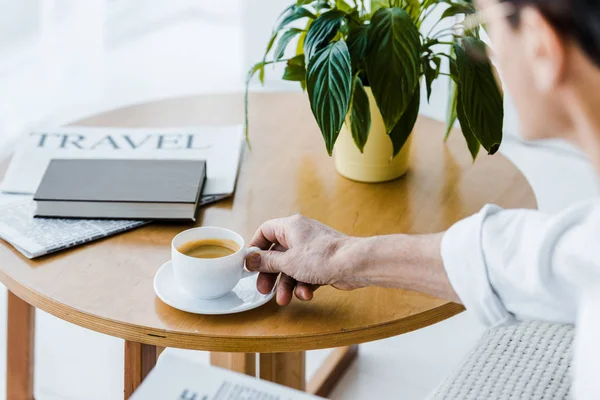 Ausgeschnittene Ansicht Eines Älteren Mannes Der Hause Tasse Mit Kaffee — Stockfoto