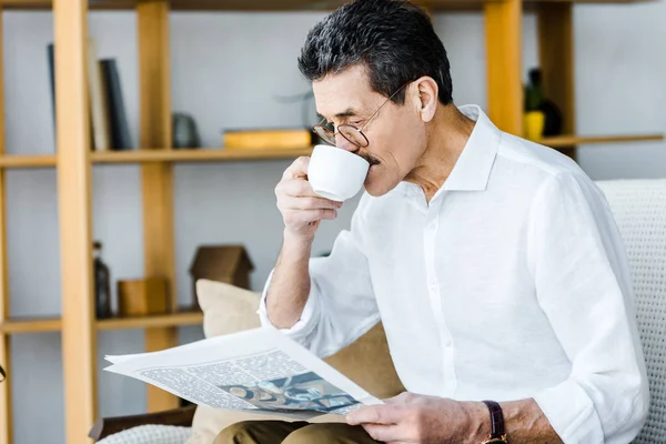 Pensioner Glasses Drinking Coffee Reading Newspaper Home — Stock Photo, Image