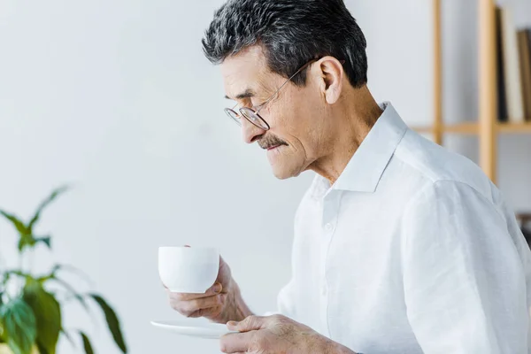 Senior Schaut Hause Auf Tasse Mit Kaffee — Stockfoto