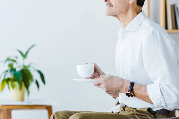 Beskuren Bild Pensionerade Man Håller Koppen Med Kaffe Hemma — Stockfoto