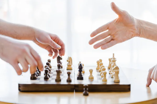 Обрезанный Вид Пенсионеров Играющих Шахматы Дома — стоковое фото