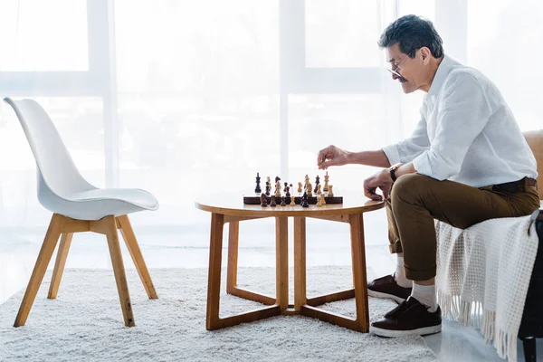 Ανώτερος Άνθρωπος Μουστάκι Που Παίζουν Σκάκι Στο Σπίτι — Φωτογραφία Αρχείου