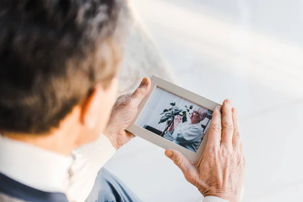 Selektiver Fokus Des Fotos Fotorahmen Den Händen Eines Älteren Mannes — Stockfoto
