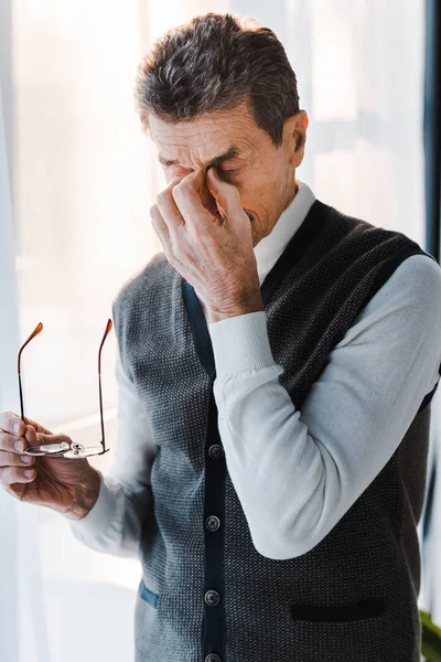 Müder Senior Mit Grauen Haaren Berührt Augen Während Eine Brille — Stockfoto