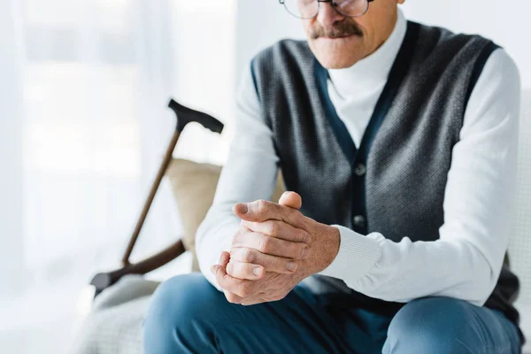 Ausgeschnittener Blick Auf Rentner Der Der Nähe Von Spazierstock Hause — Stockfoto