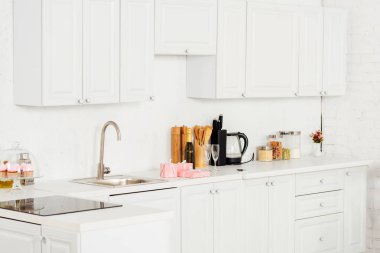 iç tasarım mutfak beyaz mobilya ve indüksiyon Ocak ile mod